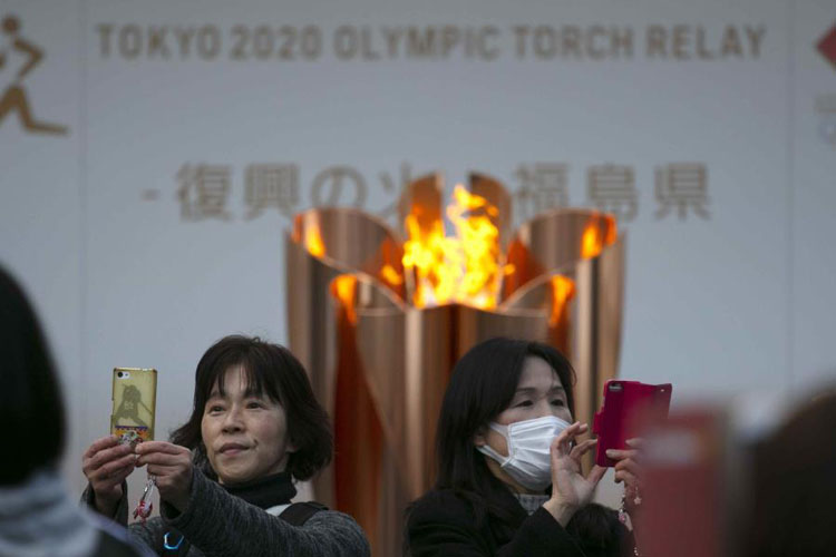 La llama olímpica se queda en Japón