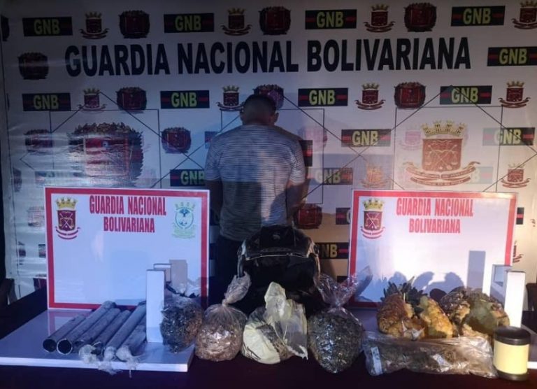 GNB atrapó hombre con dos piñas rellenas con marihuana