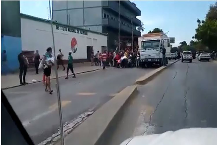 Saquearon un camión en Barcelona (+Video)