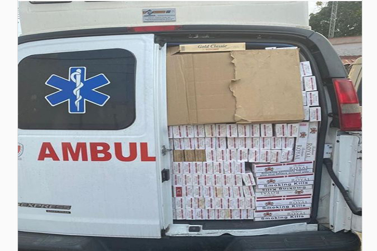 Militares transportaban contrabando de cigarros en una ambulancia