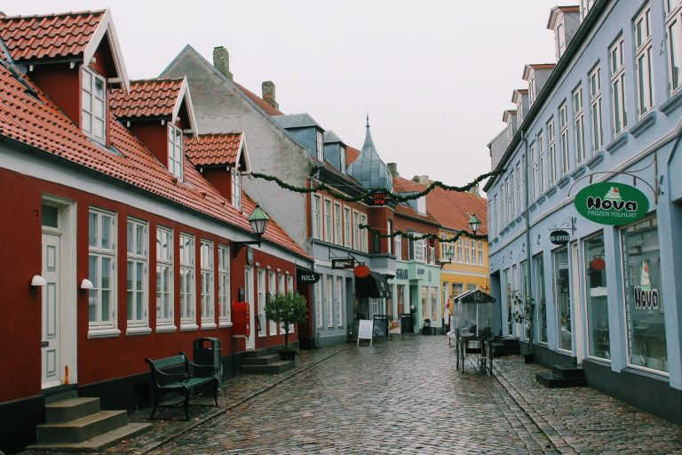 Dinamarca y Noruega reabren pequeños comercios