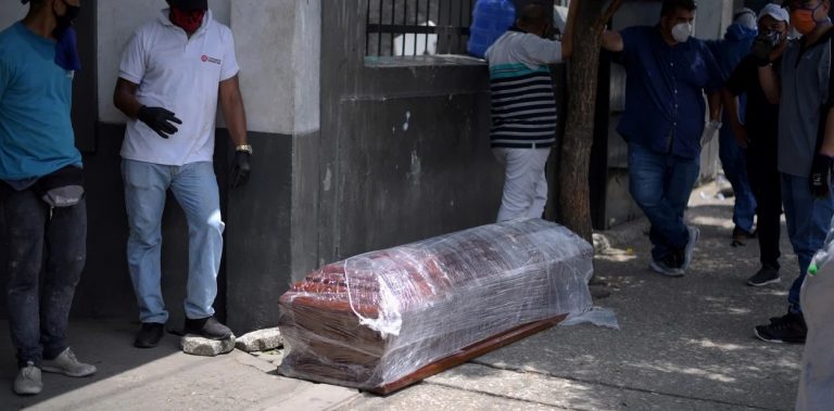 Ecuador admite cifras de muertes oficiales muy por debajo de las reales