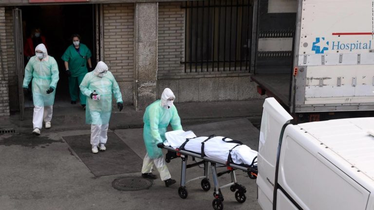 El número de muertes y casos de coronavirus en España baja de nuevo