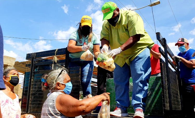 Alcalde Pablo Acosta repartió alimentos en La Mano de Dios