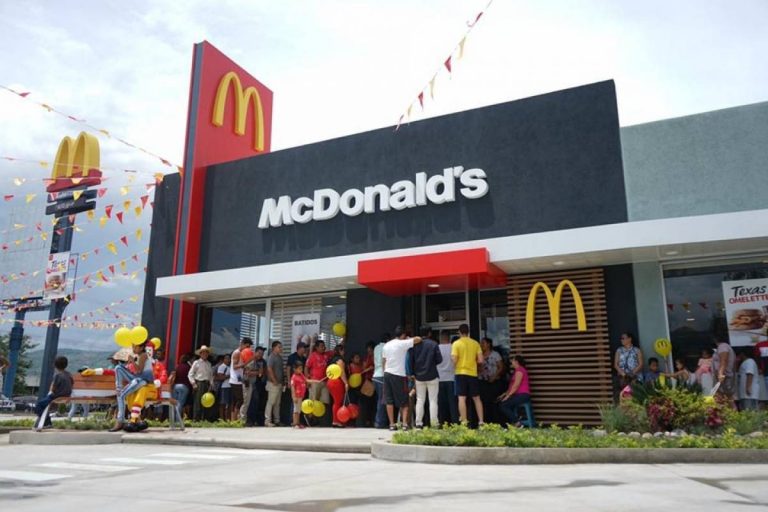 Ganancias de McDonald’s se hunden por limitados servicios en sus restaurantes