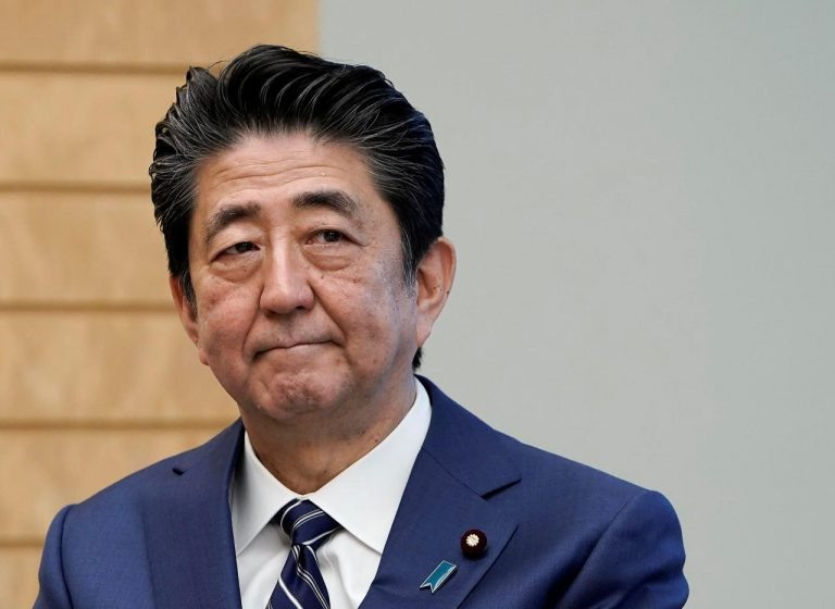 El primer ministro japonés, listo para declarar el estado de emergencia el martes