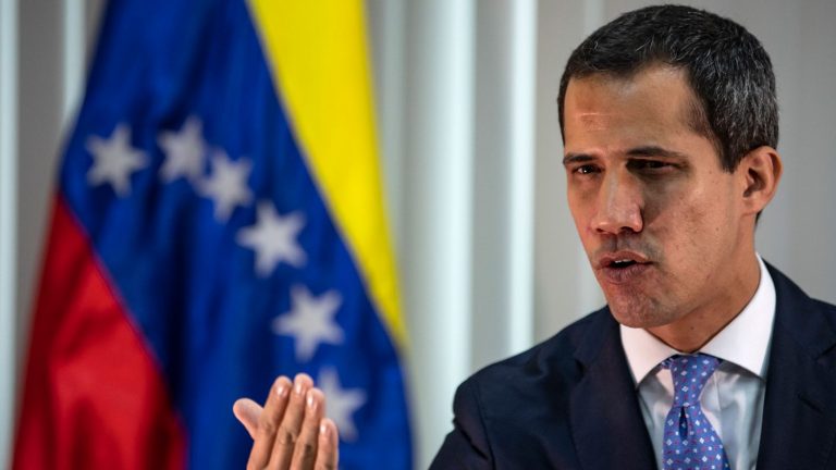 Juan Guaidó: Trabajadores de la salud recibirán 100$ por tres meses