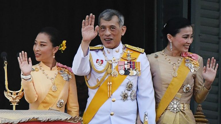 Rey de Tailandia se fue de cuarentena  a Suiza con sus 20 mujeres
