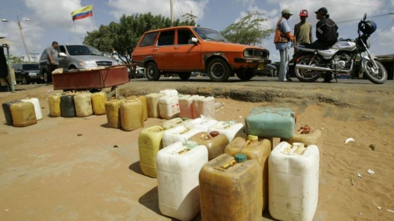 La escasez de gasolina desata el bachaqueo del combustible en Caracas y las principales ciudades del país