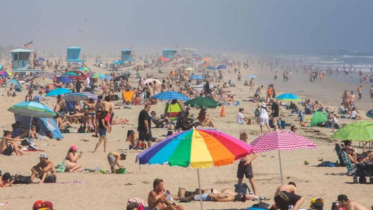 Aglomeraciones en playas, obligan a California a endurecer las restricciones