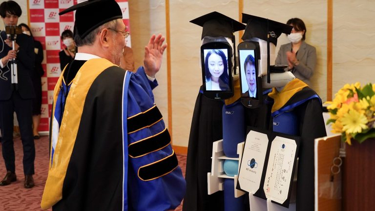 Estudiantes de una escuela japonesa fueron representados por robots en la graduación