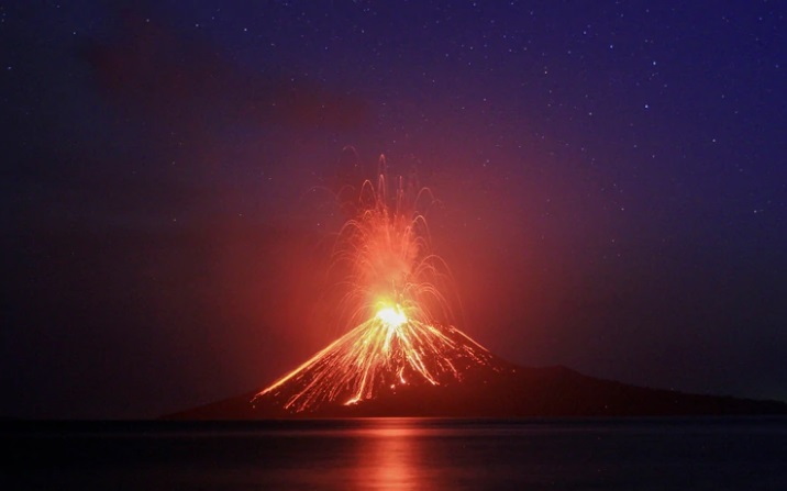 Volcán Krakatoa de Indonesia hace erupción