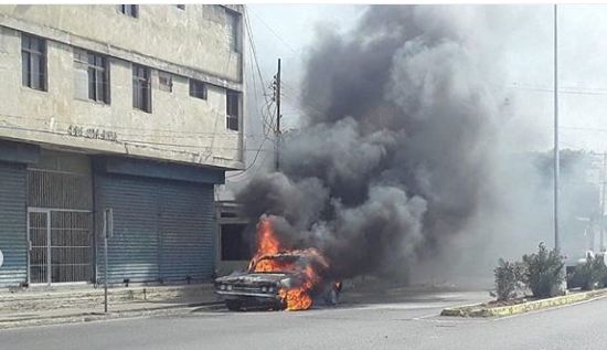 Fotos| Carro se incendia en plena cola para surtir gasolina en Punto Fijo