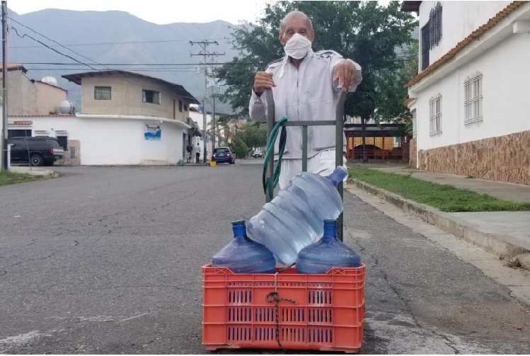 Abuelos rompen la cuarentena para buscar agua ante escasez del servicio en Carabobo