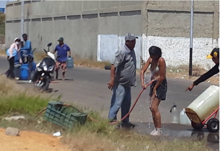 Jorge Luis Ruiz: En Nuevo Pueblo Sur les toca bañarse en plena calle