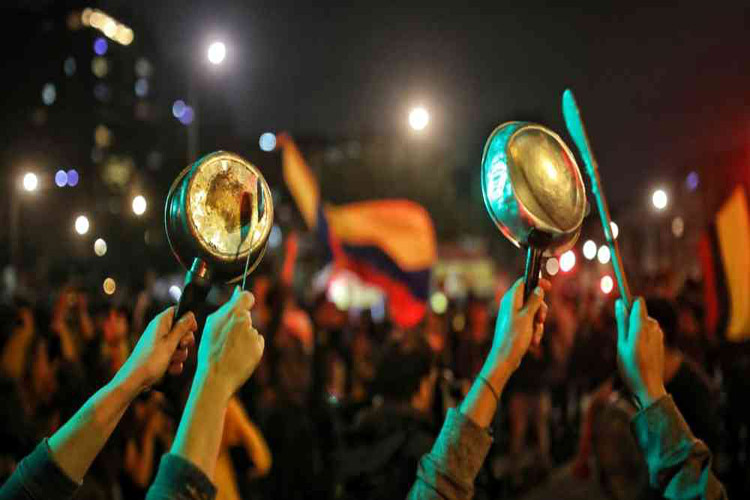 Caracas protestó con cacerolazos la salida de Directv del país
