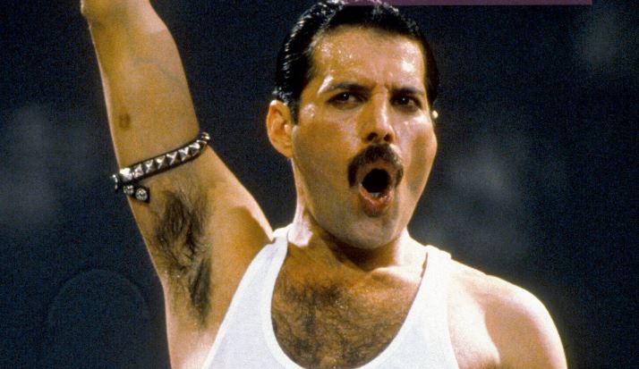 En medio de la cuarentena: Decidió imitar a «Freddie Mercury» desde el balcón de su casa