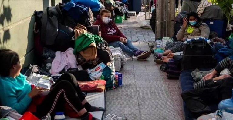 Chile: Venezolanos esperan en campamento callejero ser repatriados