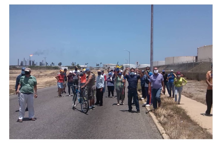 Habitantes de Judibana trancaron entrada de Refinería de Amuay exigiendo agua por tuberías