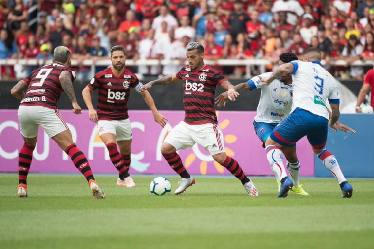 Tres futbolistas de Flamengo tienen coronavirus