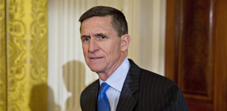 Un juez congela la retirada de cargos criminales contra Flynn