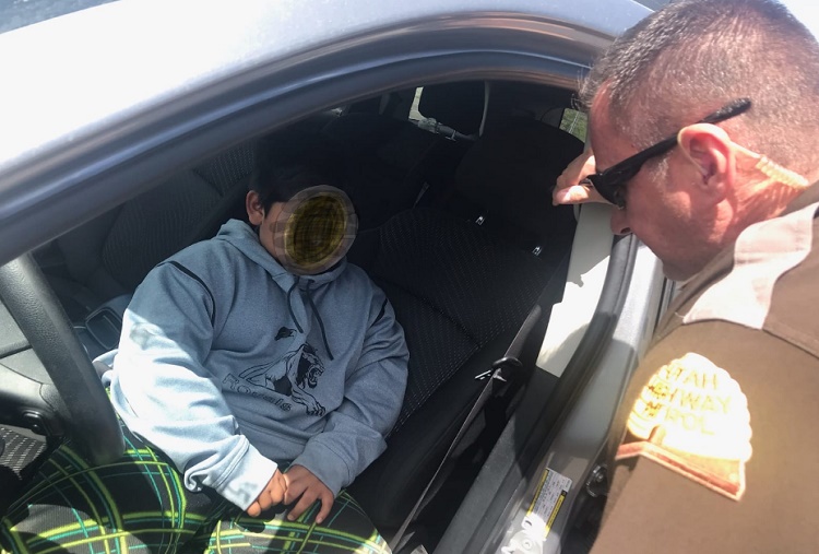 Salió con 3$ a comprar un Lamborghini: Policía detiene a niño de cinco años conduciendo un automóvil