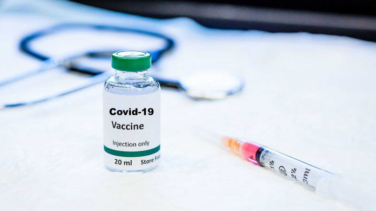 Primeras vacunas COVID en la UE empezarán a ponerse probablemente este año
