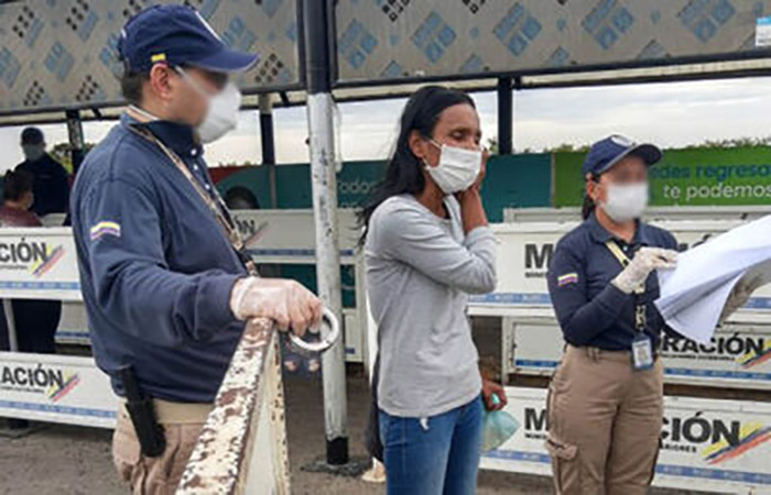 Venezolana es expulsada de Colombia por perpetrar 20 robos en ese país