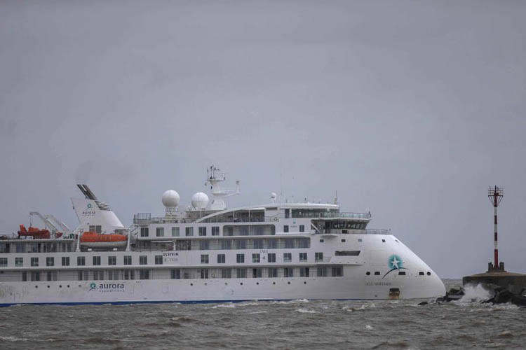 Al menos 80 tripulantes llevan más de 50 días encerrados en un crucero por el Covid-19