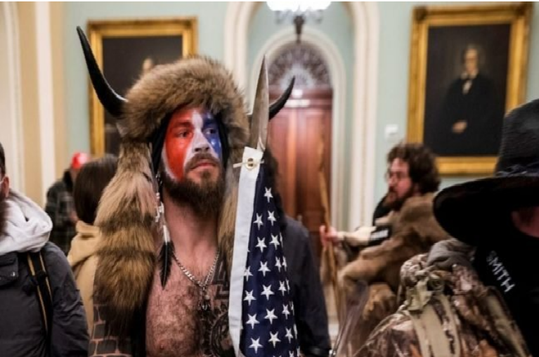 ‘Yellowstone Wolf’: Disfrazado de bisonte, irrumpió en el Capitolio y se compara con Jesus