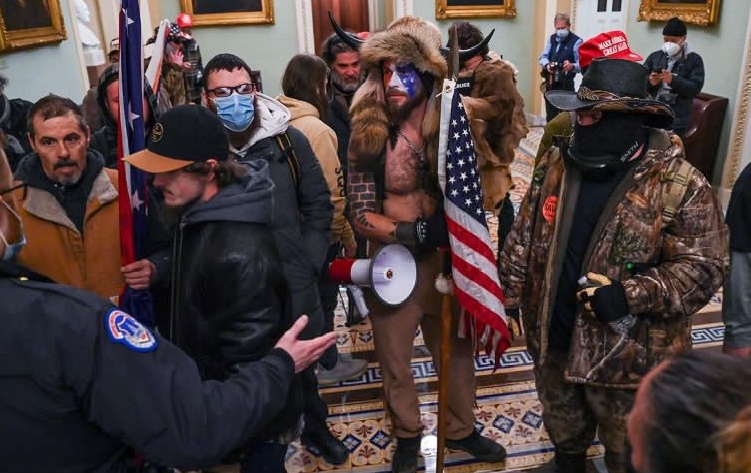 El hombre vestido de bisonte que irrumpió en Capitolio de EE.UU. pide el perdón de Trump