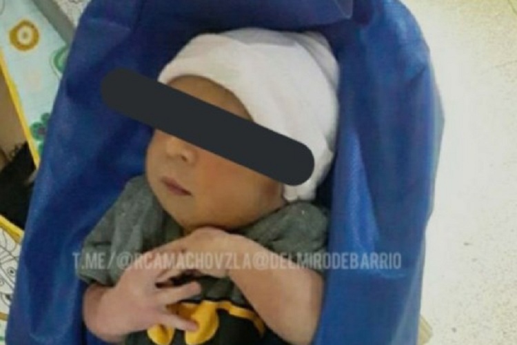Un bebé recién nacido fue abandonado en una isla vial en Caracas