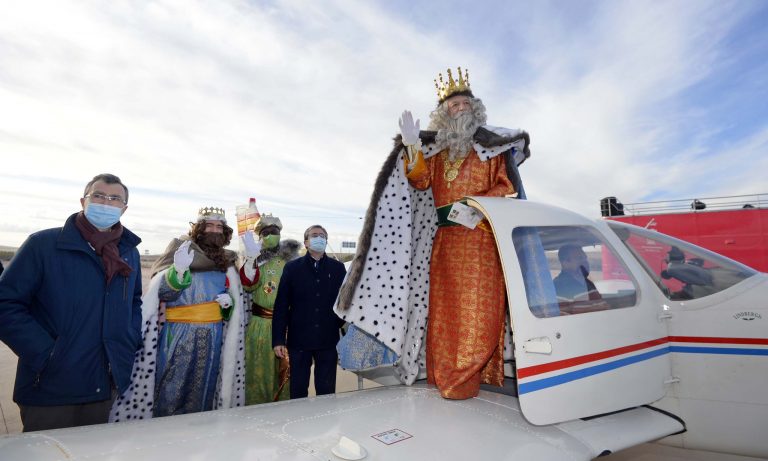 En avioneta y globo aerostático: Los Reyes Magos se las ingenian para llegar esquivando el coronavirus