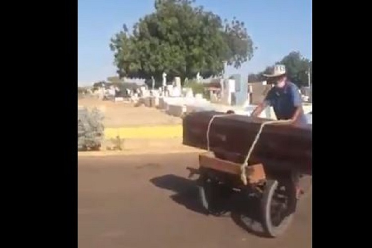 VIDEO: En bicicleta traslada una urna al cementerio en Maracaibo