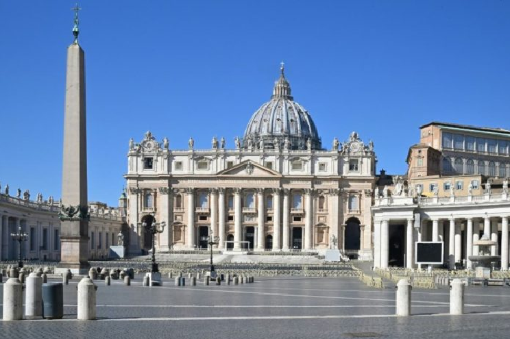 Vaticano comenzó a vacunar a indigentes contra el COVID