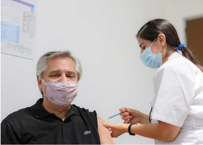 Presidente de Argentina se vacuna contra el coronavirus
