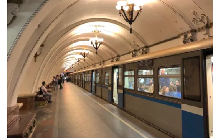 Milagroso rescate de un niño que cae en las vías del metro de Moscú