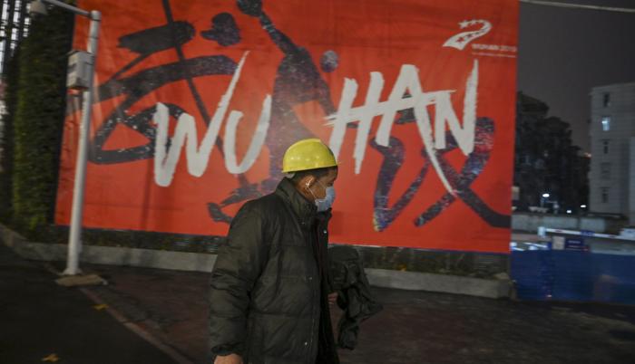 Familiares de víctimas del virus en Wuhan denuncian intento de acallarlos en visita de la OMS