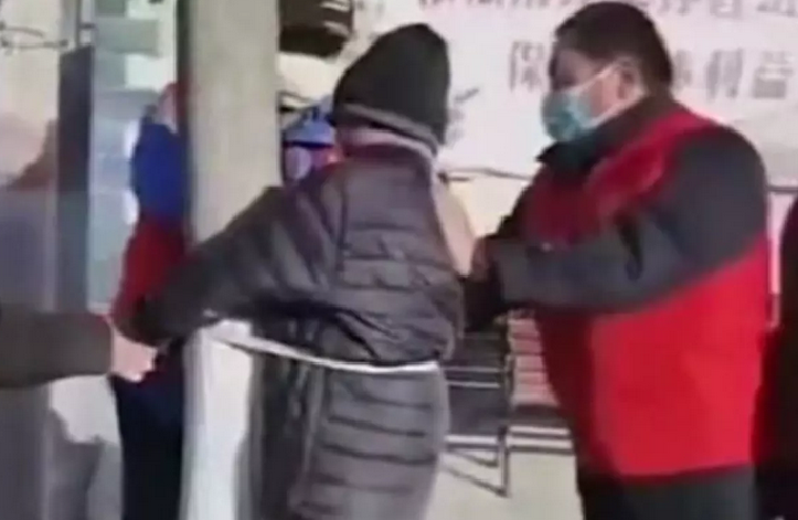 Abuelo fue amarrado a un árbol por violar la cuarentena en China (+video)