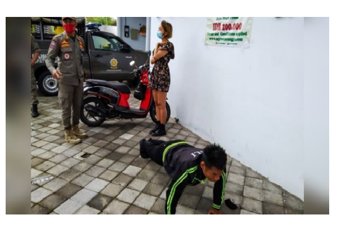 Indonesia: Extranjeros sin mascarillas en Bali son obligados a hacer flexiones como castigo