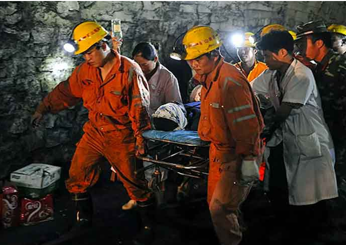 China: Uno de los 22 mineros atrapados tras explosión entró en coma