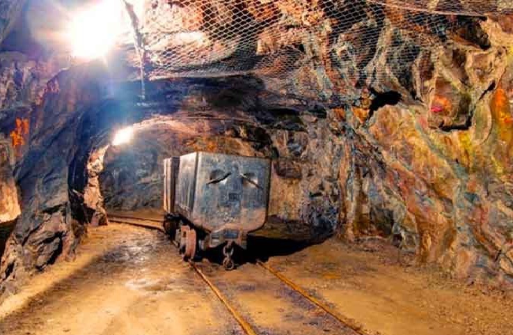 China: Mineros atrapados en mina de oro dan primera señales de vida