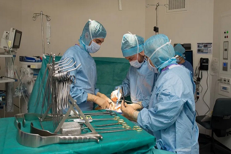 Hombre amputado recibe un trasplante de los brazos y los hombros
