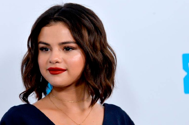 Selena Gómez estrena su sencillo «De una vez» y presume sus raíces latinas