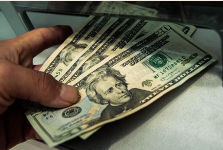 El dólar paralelo retrocede y cierra la semana en Bs. 8,30