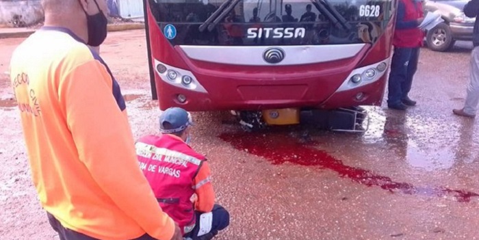 La Guaira: Motorizado murió al ser arrollado por un autobús