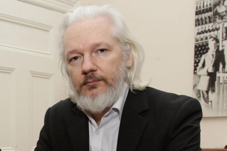 Jueza británica rechaza extradición de Assange a EEUU