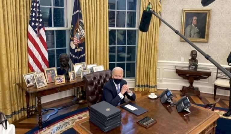 Biden elimina botón rojo que usaba Trump en la Oficina Oval para pedir Coca-Cola