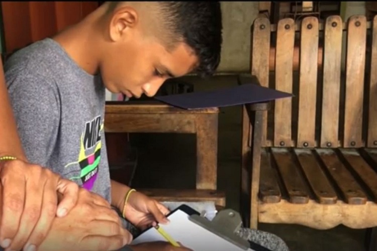 Niño venezolano con Asperger vende dibujos por internet para ayudar a su mamá