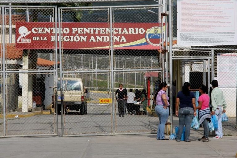 Sin comida ni traslado a tribunales sobreviven los presos del CEPRA en Mérida